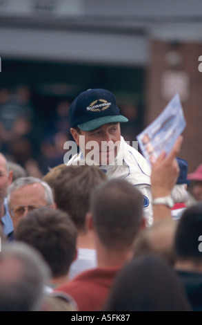 Nigel Mansell de signer des autographes dans le British Touring Car Championship Nürburgring le 31 août 1998 Banque D'Images