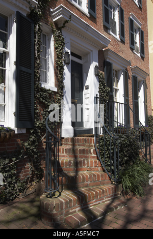 Brique incurvé escalier mène à l'entrée de la période fédérale classique accueil sur N Street en zone de Georgetown de Washington DC USA Banque D'Images