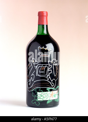 Un rare bouteille de Château Mouton Rothschild 1957 vin rouge avec l'étiquette et d'œuvres d'art conçu et signé par l'artiste Andy Warhol Banque D'Images