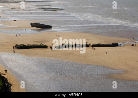 Les vestiges du jour j les ports artificiels à Arromanches Normandie France Banque D'Images