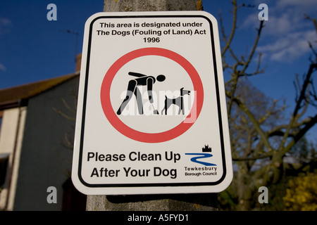 Veuillez nettoyer après votre chien signe sur un lampadaire Woodmancote UK Banque D'Images