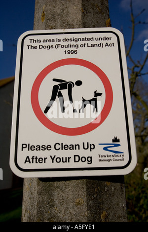 Veuillez nettoyer après votre chien signe sur un lampadaire Woodmancote UK Banque D'Images