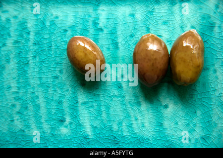 OLIVES SUR PLAQUE Banque D'Images