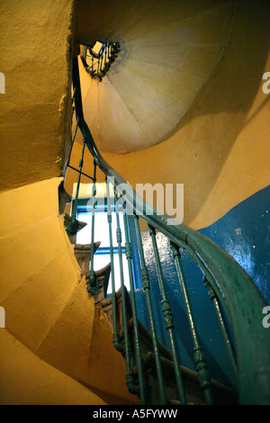 Escalier DANS VIEILLE MAISON À BEYOGLU, ISTANBUL, TURQUIE Banque D'Images