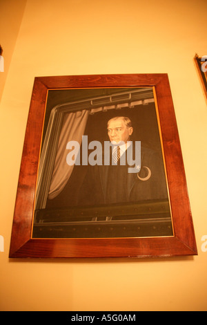 PORTRAIT D'ATATURK au palais de Dolmabahçe, ISTANBUL, TURQUIE Banque D'Images