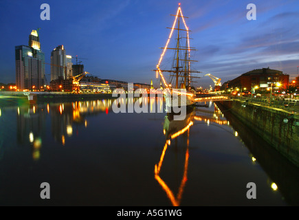 Avis de Corbeta Uruguay au crépuscule, Puerto Madero de Buenos Aires, Argentine Banque D'Images