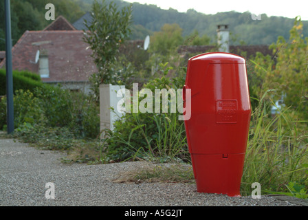 HydrantMBF1811 Corrèze Limousin France un incendie rouge vif dans une ville française rural Blenkinsop Mike Photographie Banque D'Images