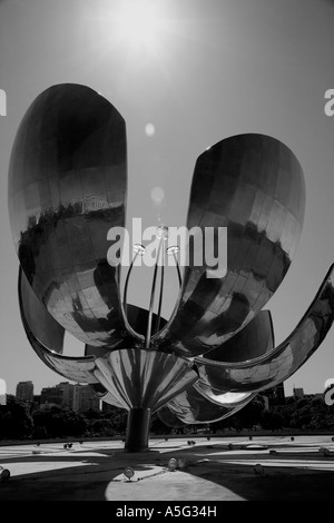 Floralis Generica noir et blanc fleur gigantesque Eduardo Catalano Plaza Naciones Unidas Buenoa Aires Argentine Amérique du Sud Banque D'Images
