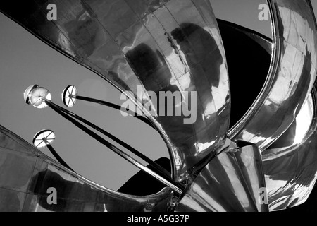 Floralis Generica noir et blanc fleur gigantesque Eduardo Catalano Plaza Naciones Unidas Buenoa Aires Argentine Amérique du Sud Banque D'Images