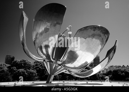 Floralis Generica noir et blanc fleur gigantesque Eduardo Catalano Plaza Naciones Unidas Buenoa Aires Argentine Amérique du Sud Banque D'Images