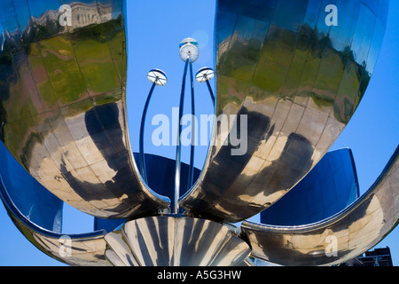 Floralis Generica fleur gigantesque Eduardo Catalano Plaza Naciones Unidas Buenoa Aires Argentine Amérique du Sud Banque D'Images