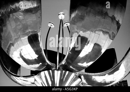 Floralis Generica noir et blanc fleur gigantesque Eduardo Catalano Plaza Naciones Unidas Buenoa Aires Argentine Amérique du Sud Banque D'Images