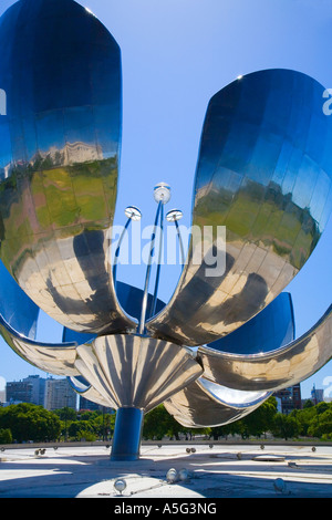 Floralis Generica fleur gigantesque Eduardo Catalano Plaza Naciones Unidas Buenoa Aires Argentine Amérique du Sud Banque D'Images