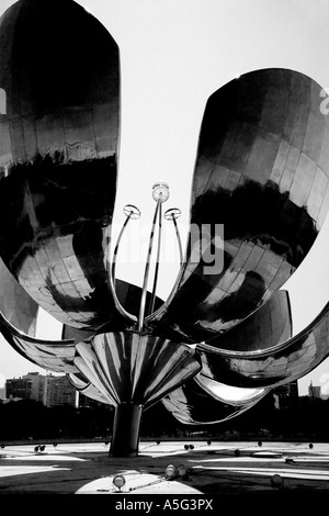 Floralis Generica noir et blanc fleur gigantesque Eduardo Catalano Plaza Naciones Unidas Buenoa Aires Argentine Amérique du Sud Banque D'Images