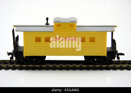 Caboose sur l'échelle HO model train tracks Banque D'Images