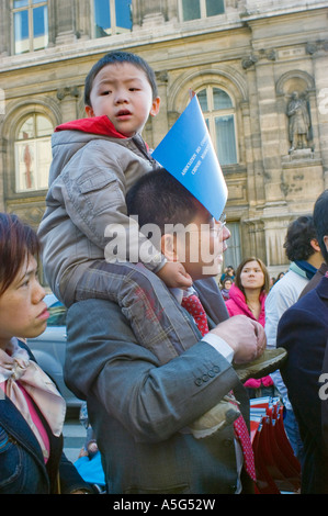 Paris France Jeune famille immigrante française chinoise, regardant Parade dans le carnaval du « nouvel an chinois » Papa, avec son fils sur les épaules, garçon du nouvel an, foule Banque D'Images