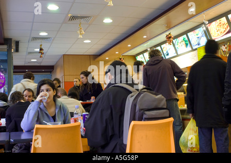 Paris France, une foule de personnes partageant des repas dans le restaurant chinois de restauration rapide « Tang Frères » dans Chinatown à l'intérieur occupé Banque D'Images