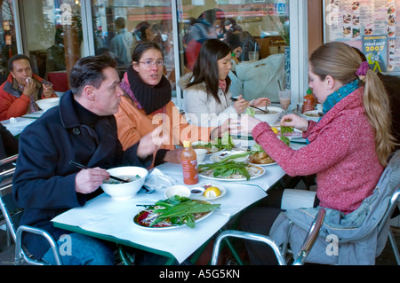 Paris France, Groupe de Français, amis, partager des repas sur la terrasse de l'asiatique vietnamien, Restaurant "Pho Banh Cuon" dans Chinatown, dîner des femmes Banque D'Images