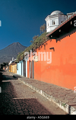 Scène de rue avec en arrière-plan le volcan dans Antigua Guatemala Amérique Centrale Banque D'Images