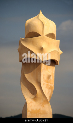 Cheminées sculpturales fantastiques sur le toit d'Antoni Gaudi s Las Pedrera bloc d'appartements Casa Mila Barcelone Espagne Banque D'Images