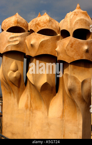 Cheminées sculpturales fantastiques sur le toit d'Antoni Gaudi s Las Pedrera bloc d'appartements ,Casa Mila, Barcelone, Espagne Banque D'Images