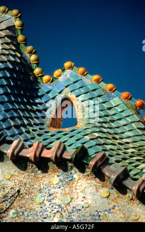 Le fantastique toit de la Casa Batllo construit par le célèbre architecte Antoni Gaudi à Barcelone l'Espagne est un site du patrimoine mondial de l'UNESCO Banque D'Images
