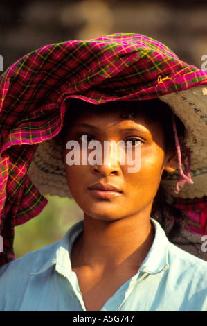 Belle jeune fille souriante,cambodgiens à Angkor Wat temple complexe ,Siem Reap Banque D'Images