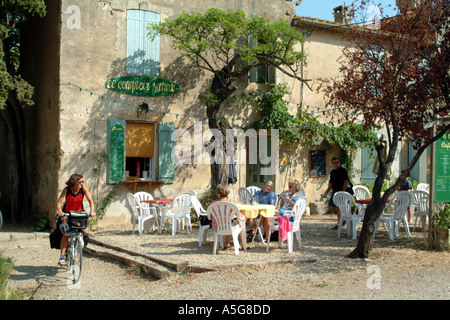 Café Restaurant dans le village de Le Someil sur le Canal du Midi le Sud de France UE Banque D'Images