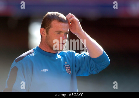 Wayne Rooney lors de la formation de l'Angleterre au Millennium Stadium de Cardiff en avance sur leur jeu avec le pays de Galles en 2006. Banque D'Images