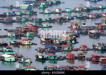 L'île de Catba village flottant de la Baie d'Halong Vietnam Banque D'Images