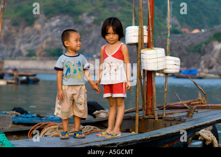 Les petits enfants vivant sur l'île de Catba péniche Baie de Halong Vietnam Banque D'Images