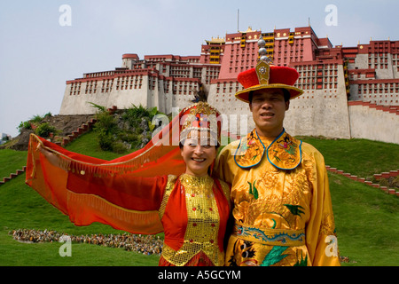 Les touristes chinois habillés pour Photos Palais du Potala La Chine Splendide Parc à Thème Culturel Shenzhen Chine Banque D'Images