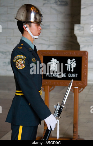 Signe dit veuillez être tranquille garde Chiang Kai Shek memorial Taipei TAIWAN Banque D'Images