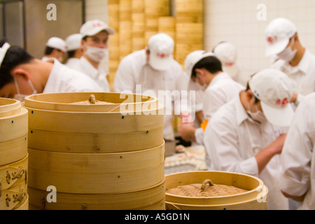 Xiaolongbao boulette de porc ou l'enveloppement à Dintaifung Taipei Taiwan Banque D'Images