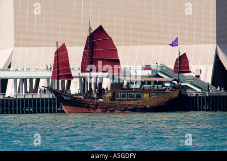 Voiles traditionnelles Jonque Chinoise Hong Kong Cultural Centre Banque D'Images