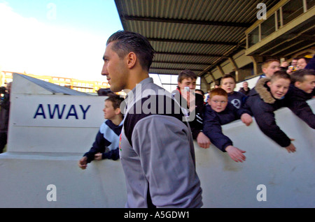 Gavin Henson à la sortie du tunnel des joueurs au terrain de rugby de Cardiff, Royaume-Uni. Banque D'Images