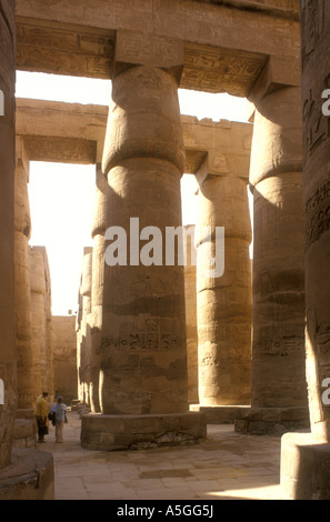 Dans la salle hypostyle du Temple de Karnak Louxor Egypte Afrique du nord près de Banque D'Images