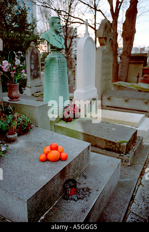 Offrant des oranges et mandarines sur une tombe dans le cimetière du Père Lachaise à Paris Banque D'Images