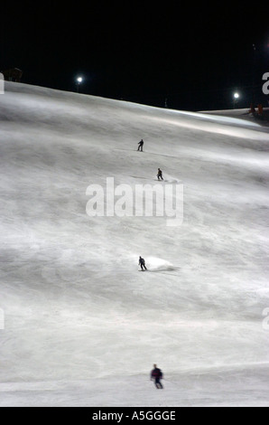 La nuit, le ski à l'Alpe du Huez, dans les Alpes Françaises Banque D'Images