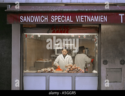 Un employé prépare des sandwiches dans un restaurant vietnamien dans le 13ème arrondissement de Paris Banque D'Images