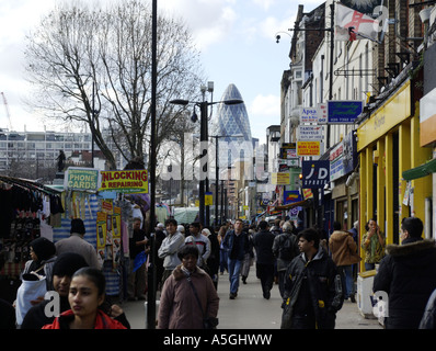 Afficher le long de Whitechapel Road vers Gherkin building marché wth en premier plan Banque D'Images