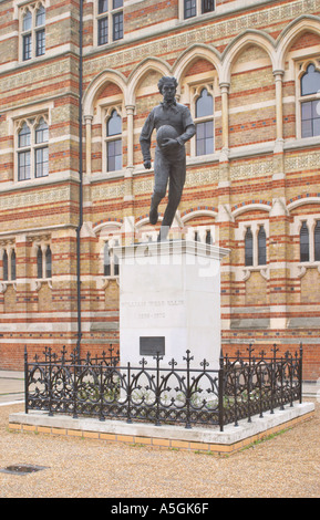 William Webb Ellis Rugby 1806 1872 l'écolier qui a inspiré le jeu de Rugby Statue par Sculputor Ibbeson Graham Banque D'Images