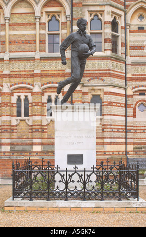 William Webb Ellis Rugby 1806 1872 l'écolier qui a inspiré le jeu de Rugby Statue par Sculputor Ibbeson Graham Banque D'Images