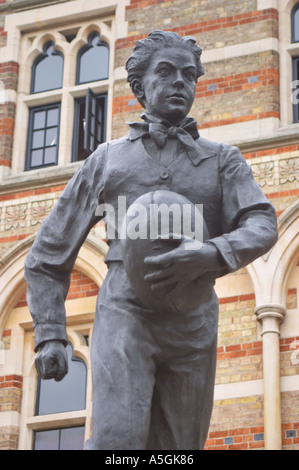 William Webb Ellis Rugby 1806 1872 l'écolier qui a inspiré le jeu de Rugby Statue par Sculputor Ibbeson Graham Banque D'Images