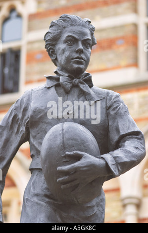 William Webb Ellis Rugby 1806 1872 l'écolier qui a inspiré le jeu de Rugby Statue par Sculputor Ibbeson Graham Banque D'Images