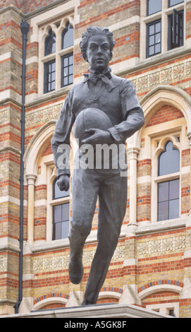 William Webb Ellis Rugby 1806 1872 l'écolier qui a inspiré le jeu de Rugby Statue par Sculputor Ibbeson Graham Banque D'Images