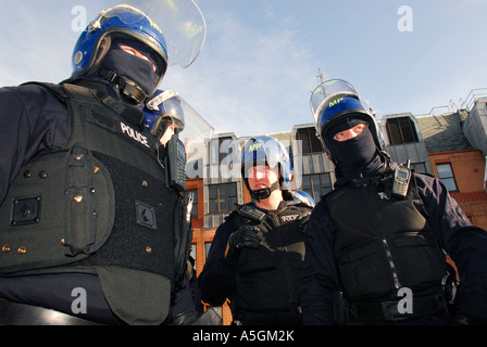 Les agents de police en tenue de combat s'apprête à quitter la station de police de fermer une fumerie de crack à Fulham, à l'ouest de Londres, Royaume-Uni. Banque D'Images