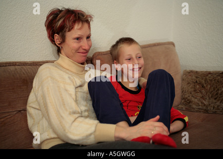 Portrait d'une mère et son jeune fils à regarder la télévision Banque D'Images