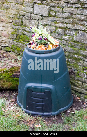 Bac à compost contenant des fleurs et légumes en décomposition Banque D'Images