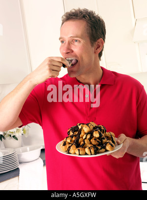 L'HOMME À MANGER CUISINE PLAQUE DE PROFITEROLES Banque D'Images